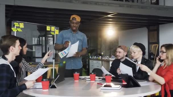 Grupo de jovens empresários durante o dia de trabalho no escritório . — Vídeo de Stock