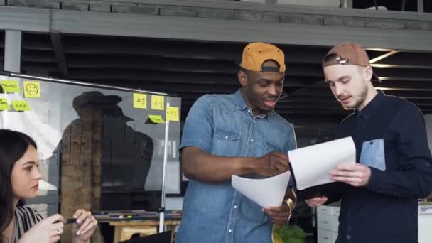 Dos jóvenes empresarios se dan la mano después de una jornada de trabajo productivo en la oficina . — Vídeo de stock