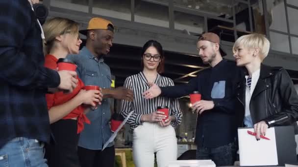 Groep van jonge zakenpartner schudden handen aan elkaar. — Stockvideo