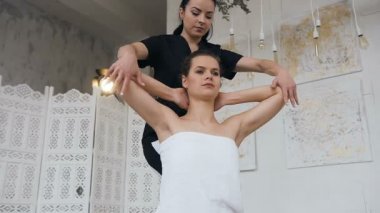 Kadın terapist klinikte kadın hasta germe.