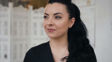 Spa arka plan kameraya bakan kadın masör.