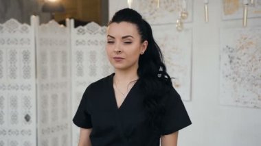 Spa arka planda kameraya bakan çekici genç kadın.