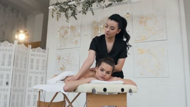 Professionell ung massör gör avslappnande massage i Spa Salon. — Stockvideo