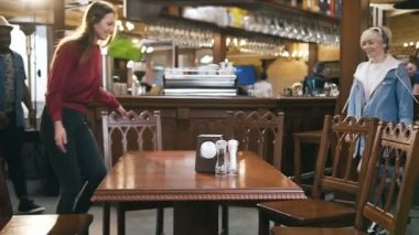 Pub, bar ve birbirlerine tebrik gelen genç çok etnik arkadaşlar Şirket.