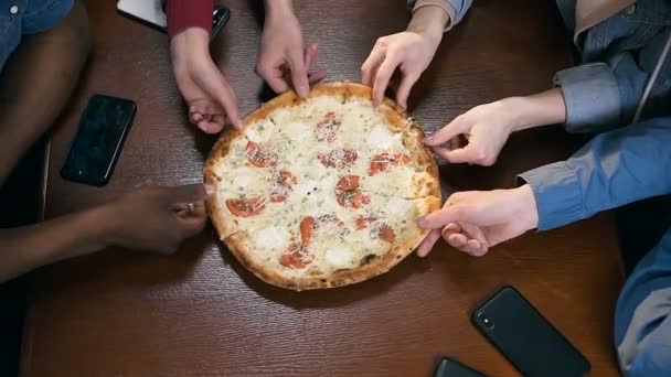 Close up tiro de mãos femininas e masculinas tomando pedaço de pizza . — Vídeo de Stock