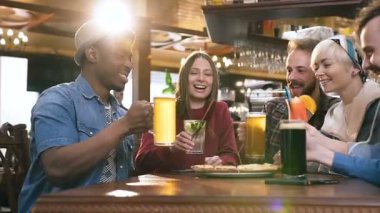 Beş hipster arkadaşlar bar, pub bira ve kokteyller ile gözlük clinking.