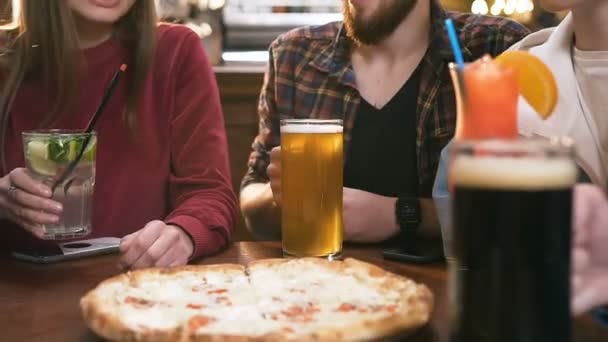 Cinco manos masculinas y femeninas tintinear vasos con cerveza y cócteles en el bar, pub . — Vídeo de stock