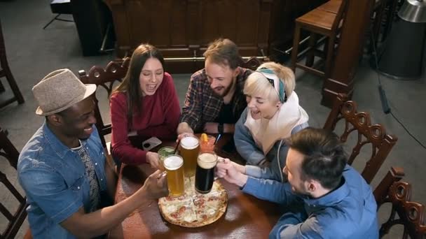 Компанія молодих друзів-хіпстерів, що смердить келихами з пивом і коктейлями в барі, паб . — стокове відео