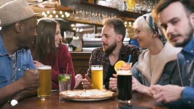 Bar, pub istirahat çok etnik arkadaşları Şirket.