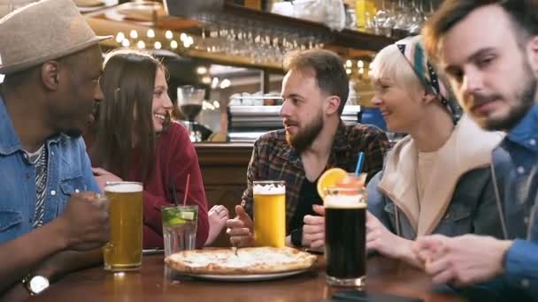 Compañía de amigos multiétnicos descansando en el bar, pub . — Vídeos de Stock
