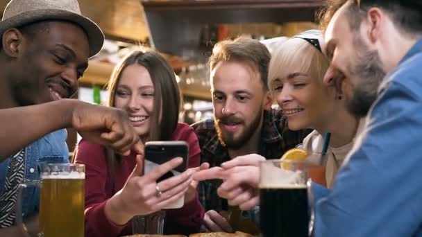 Five hipster female and male peoplerelaxing in the pub, bar. — Stock Video