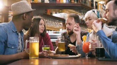 Pub, Bar Pizza yeme mutlu Multi ethinc arkadaş grubu.