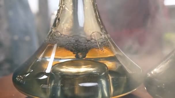 Air bubbles in water glass flask from smoking hookah. — Stock Video