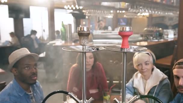 Två unga vatten pipa man röka vatten pipa i baren, pub. — Stockvideo