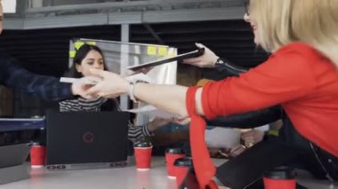 Büyük iş ve iyi sonuçlar için beyin fırtınası olan çalışma planı nın skeçler alışverişinde iken ortak görev üzerinde işbirliği yaratıcı gençlerin başarılı çeşitli ekip