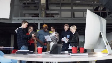 Genç hipster insanların yaratıcı çok etnik grup iş fikirleri tartışıyor, kağıt belgelerde bazı fikirler dikkat, modern ofiste çalışırken mali rapor kontrol