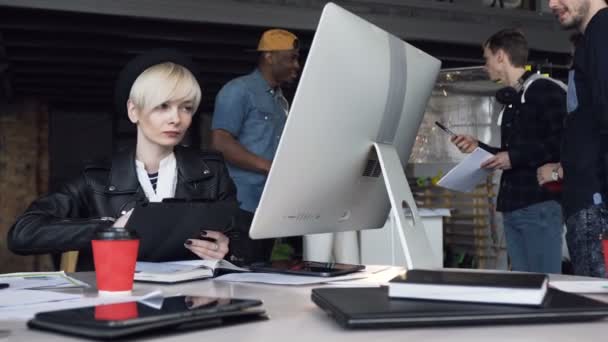 Επιτυχημένη νεαρή επιχείρηση γυναίκα που εργάζεται στο σύγχρονο γραφείο χρησιμοποιώντας την οθόνη αφής του υπολογιστή, κοιτάζοντας την οθόνη. Επιχειρηματική ομάδα και ανταλλαγή ιδεών για νέους επιχειρηματικούς ανθρώπους — Αρχείο Βίντεο