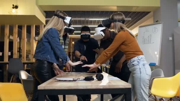 Grupo de jóvenes divirtiéndose con gafas de realidad virtual vr en la oficina moderna . — Vídeos de Stock