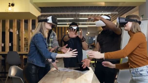 Csapat fiatal üzletember és a nő, amelynek üzleti találkozó segítségével VR virtuális valóság szemüveg a modern irodai. — Stock videók