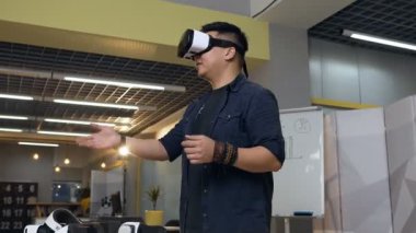 Sanal gerçeklik VR gözlük ofiste çalışan genç konsantre adam.