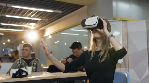 Jonge Kaukasische zakenvrouw het dragen van Virtual reality bril werken in het kantoor. — Stockvideo