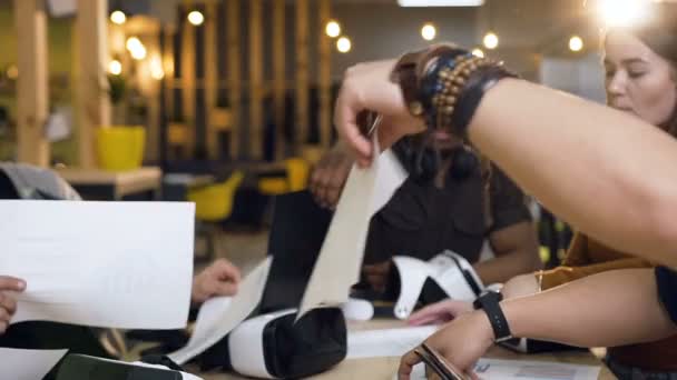 Multi ethnic Business team werken met documenten terwijl zittend aan de tafel. — Stockvideo