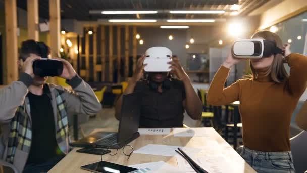 Молодая команда бизнесменов в очках виртуальной реальности в современном офисе . — стоковое видео