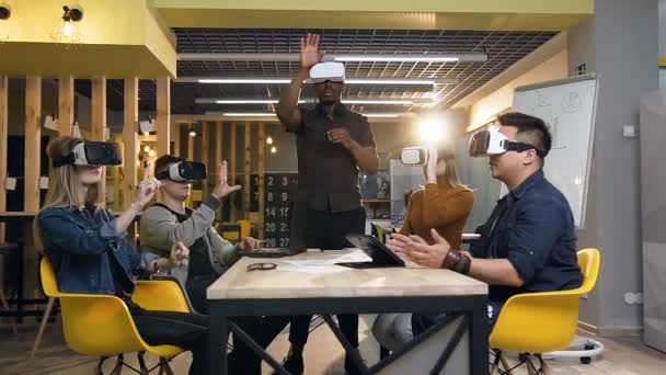 Equipe de jovem homem de negócios e mulher trabalhando em óculos de realidade virtual vr no escritório moderno . — Vídeo de Stock