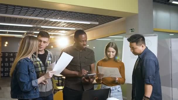 Unge hipster business team ved hjælp af tablet analysere diagram og grafer i løbet af arbejdsdagen . – Stock-video