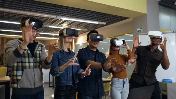 Многонациональная команда сотрудников, работающих с очками виртуальной реальности в современном офисе . — стоковое видео