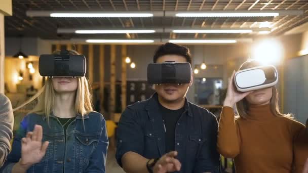 Multi equipe étnica de empresários que trabalham em óculos de realidade virtual vr no escritório moderno . — Vídeo de Stock