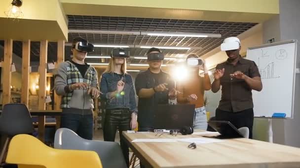 Grupo de hipsters escribiendo algo en gafas de realidad virtual vr durante la jornada laboral . — Vídeos de Stock