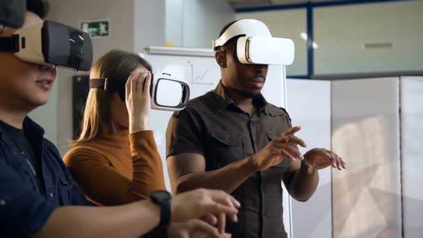 Hipster-Geschäftsfrau und Mann tippen während des Arbeitstages etwas in eine Virtual-Reality-Brille. — Stockvideo