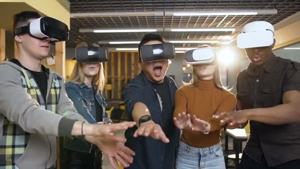 Hipster equipo de gente de negocios en gafas de realidad virtual vr divertirse en la oficina moderna . — Vídeos de Stock