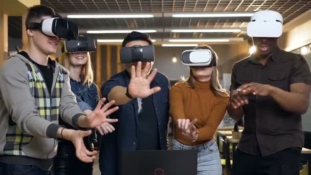 Groep van jonge multi etnische man en vrouw plezier met VR virtual reality bril. — Stockvideo