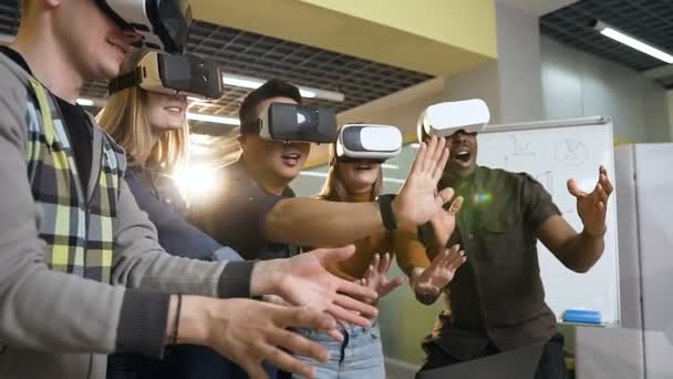 Multi etniska hipster grupp ha kul med VR Virtual Reality glasögon. — Stockvideo