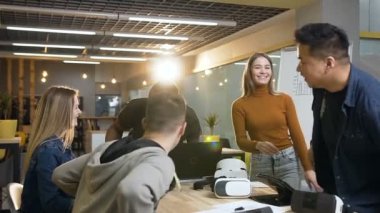 Hipster insanların takım birbirlerini tebrik ve masada oturan.