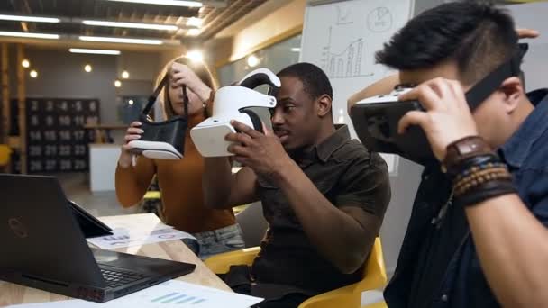 Young Business team met VR virtual reality bril voor werk met laptop in het stijlvolle kantoor. — Stockvideo