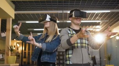 Yyoung iş adamı ve kadın modern ofiste vr sanal gerçeklik gözlük ile çalışıyor.