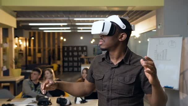 Νέος συγκεντρωμένος άνθρωπος στην εικονική πραγματικότητα γυαλιά VR που εργάζονται στο γραφείο. — Αρχείο Βίντεο
