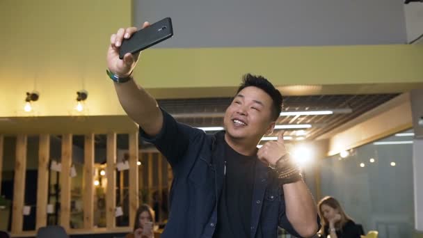 Csípő hím munkás gyártás selfie-on szúró telefon-ra korszerű Hivatal háttér. — Stock videók
