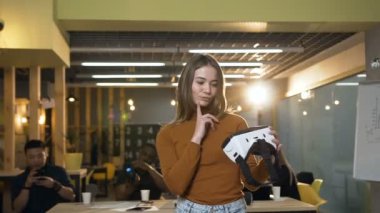 Vr sanal gerçeklik gözlüğü ne bakıyor şaşkın kadın işçi.