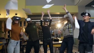 Vr sanal gözlük kağıt atma neşeli ofis çalışanları grubu, belgeler.