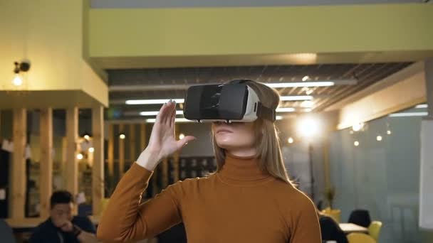 Mujer hipster enfocada trabajando en gafas de realidad virtual en la oficina . — Vídeos de Stock