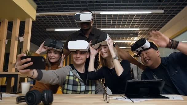 Groep jonge mensen die plezier hebben met VR Virtual Reality brillen in het moderne kantoor. — Stockvideo