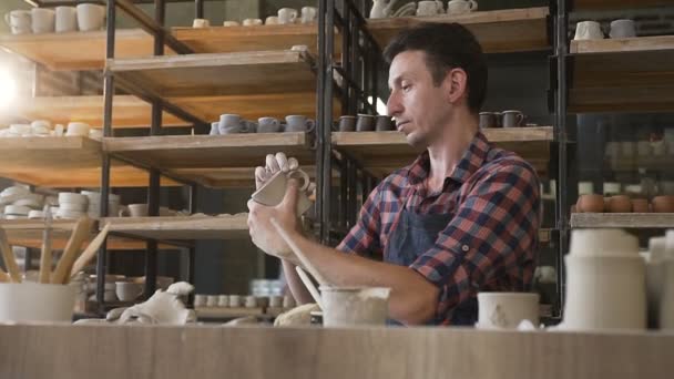Gerichte middelbare leeftijd man tijdens het werk in het aardewerk. — Stockvideo