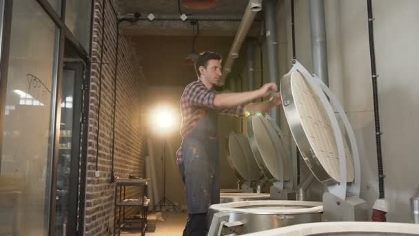 Homme caucasien four de fermeture pour la cuisson des pots en céramique . — Video