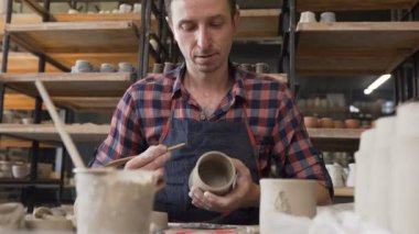 Çömlekçilik seramik vazo yapan Kafkas odaklı adam.