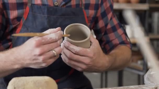 Mãos masculinas caucasianas trabalhando com argila . — Vídeo de Stock