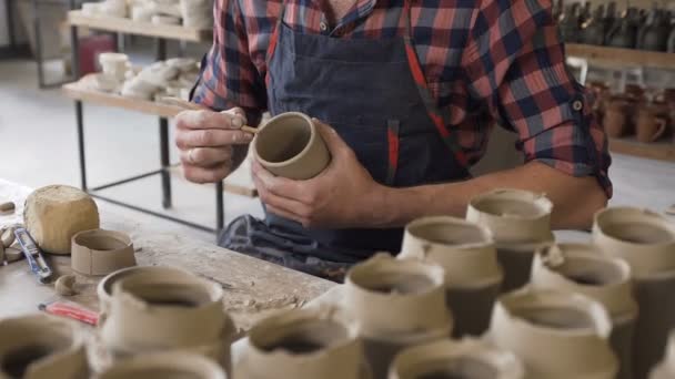 Töpfer mittleren Alters stellt Keramikvase in der Töpferei her. — Stockvideo